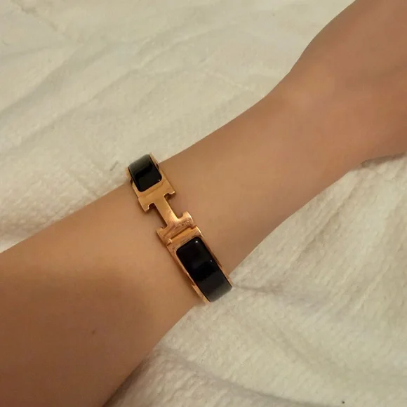 Black clic clac bangle with H buckle. - Picture 1 of 8